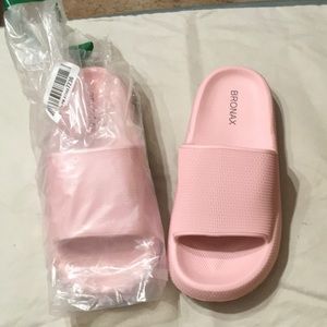 Bronax Cloud Slippers/Sandals. NEW. Size 40-41 (coverts to 7-8)